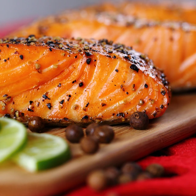 Grilled salmon fillet with lemon and garlic seasoning